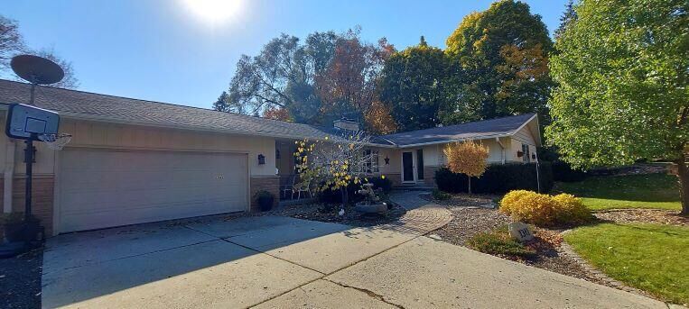 Property Photo:  1341 Evergreen St  WI 53095 
