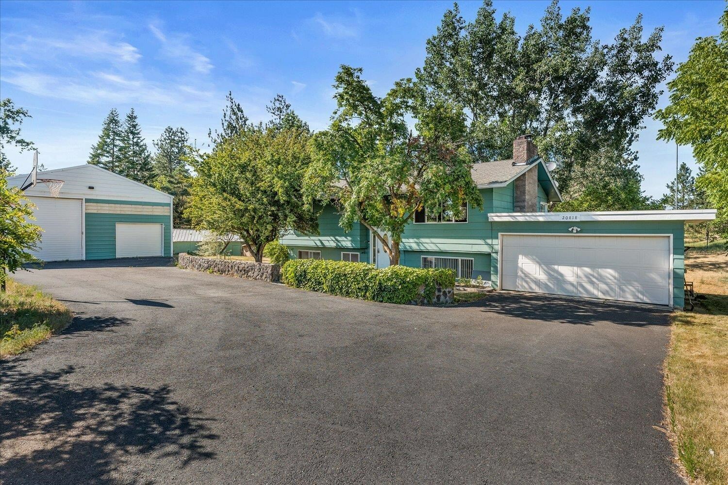 Property Photo: 20818 W Sunwest Ave WA 99022