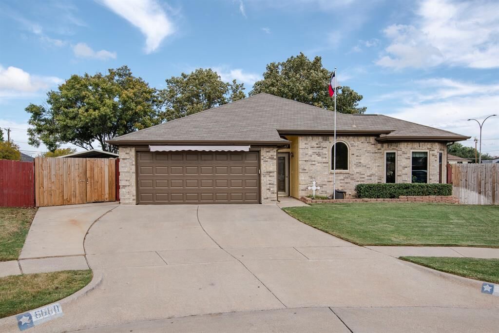 Property Photo: 6000 Prairie Wood Court TX 76018