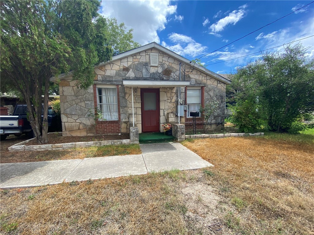 Property Photo: 600 W 17th Street TX 78626