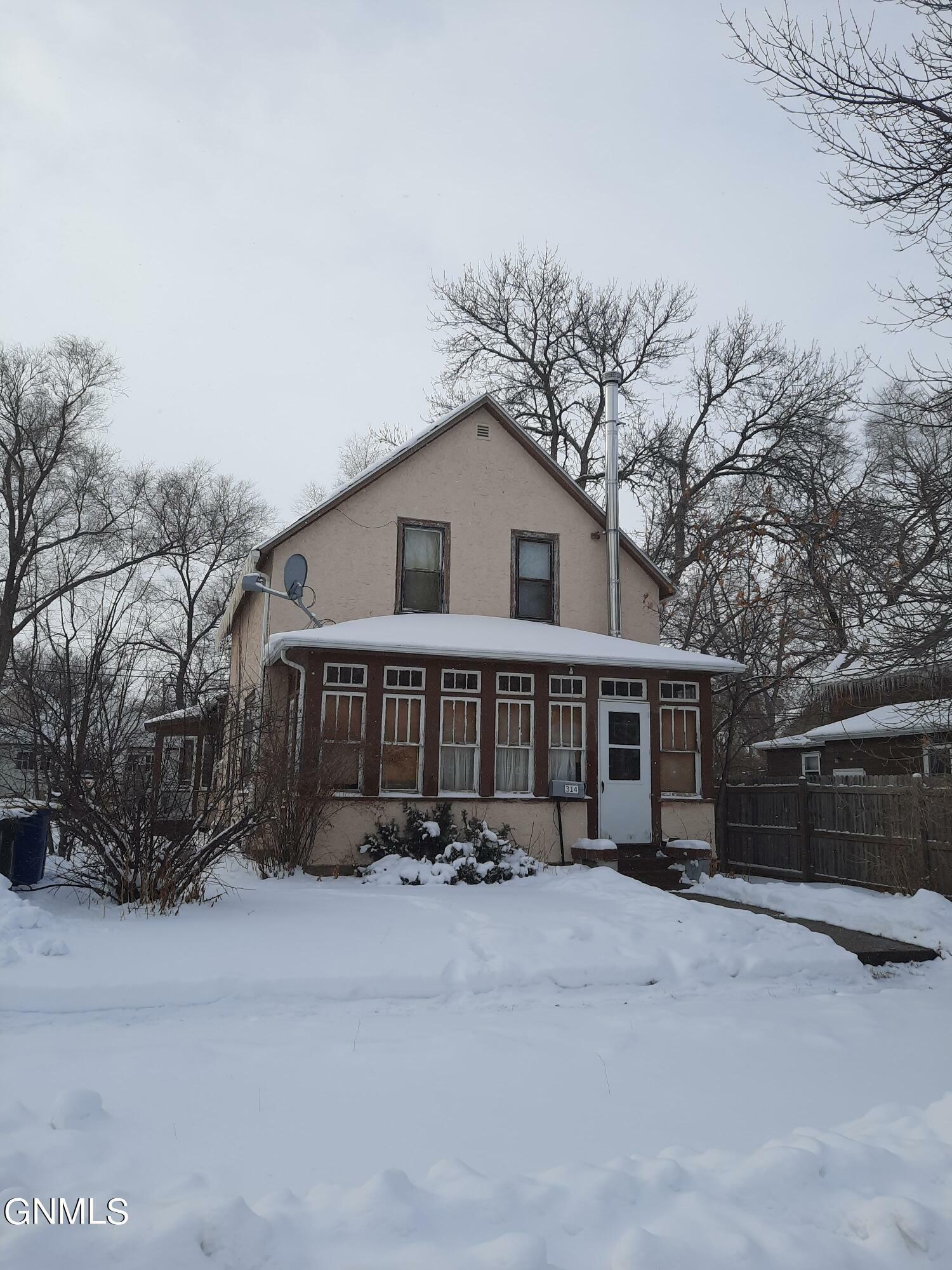 Property Photo:  314 3rd Avenue SW  ND 58401 