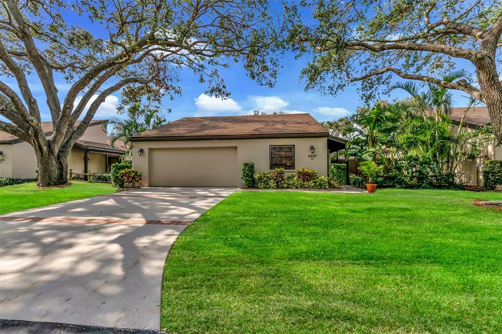 Property Photo:  3947 Glen Oaks Manor Drive  FL 34232 