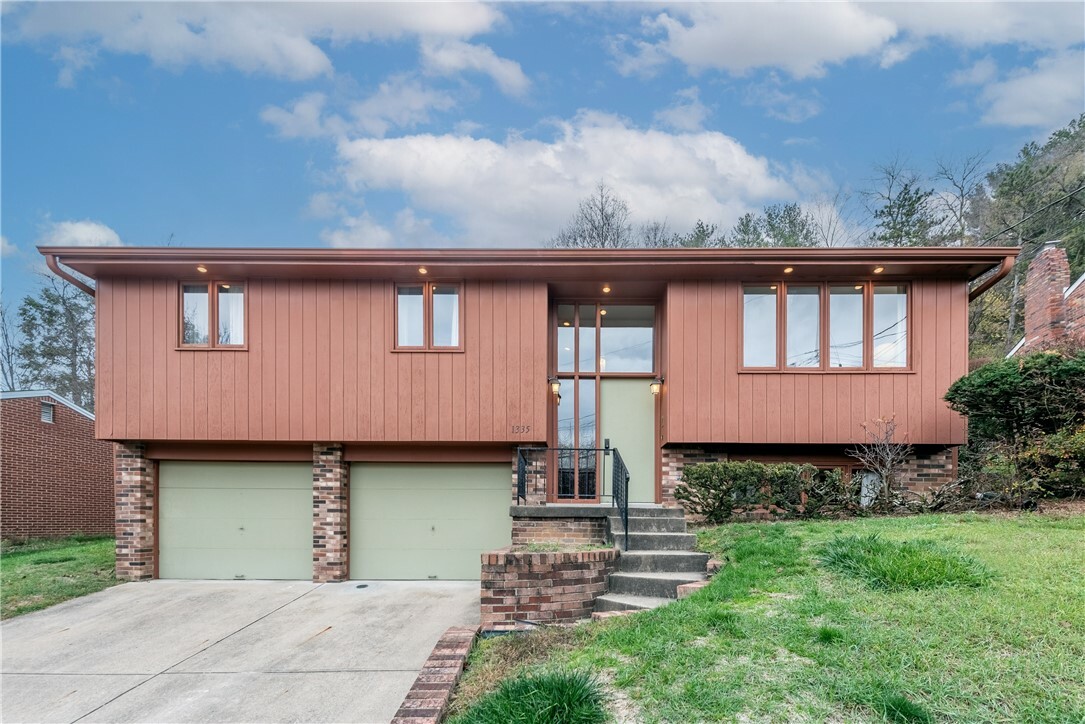 Property Photo:  1335 Great Oak Drive  PA 15220 