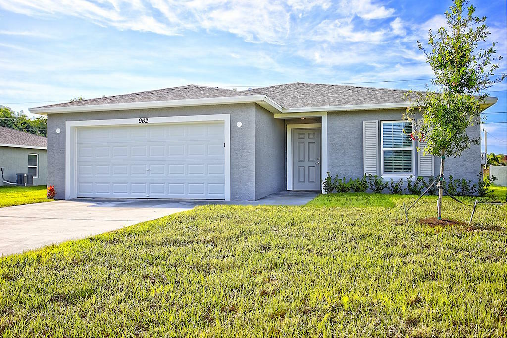 Property Photo:  625 SE Tanner Avenue  FL 34984 