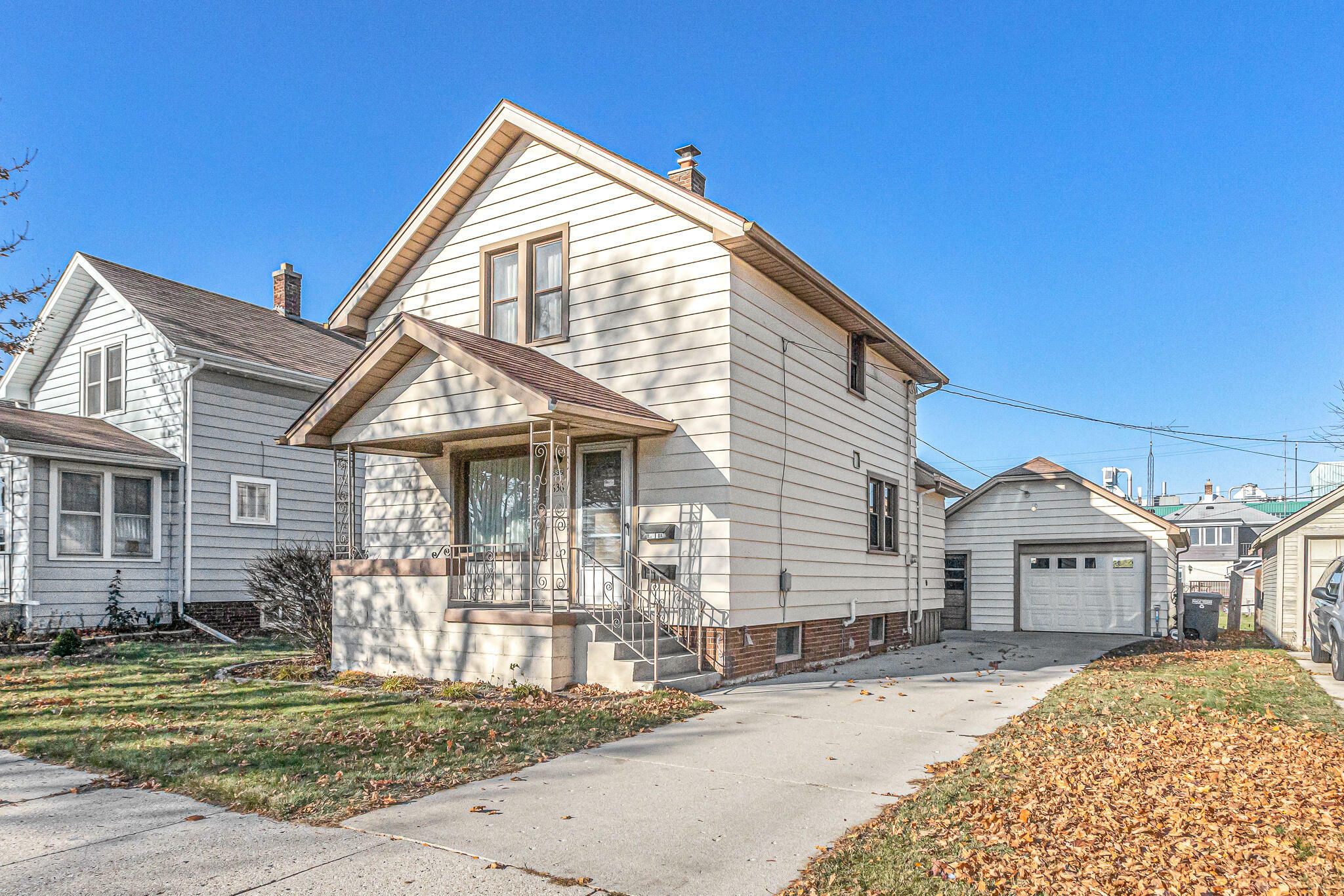 Property Photo:  1636 Main Ave  WI 53083 