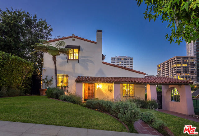 Property Photo:  10613 Wellworth Avenue  CA 90024 