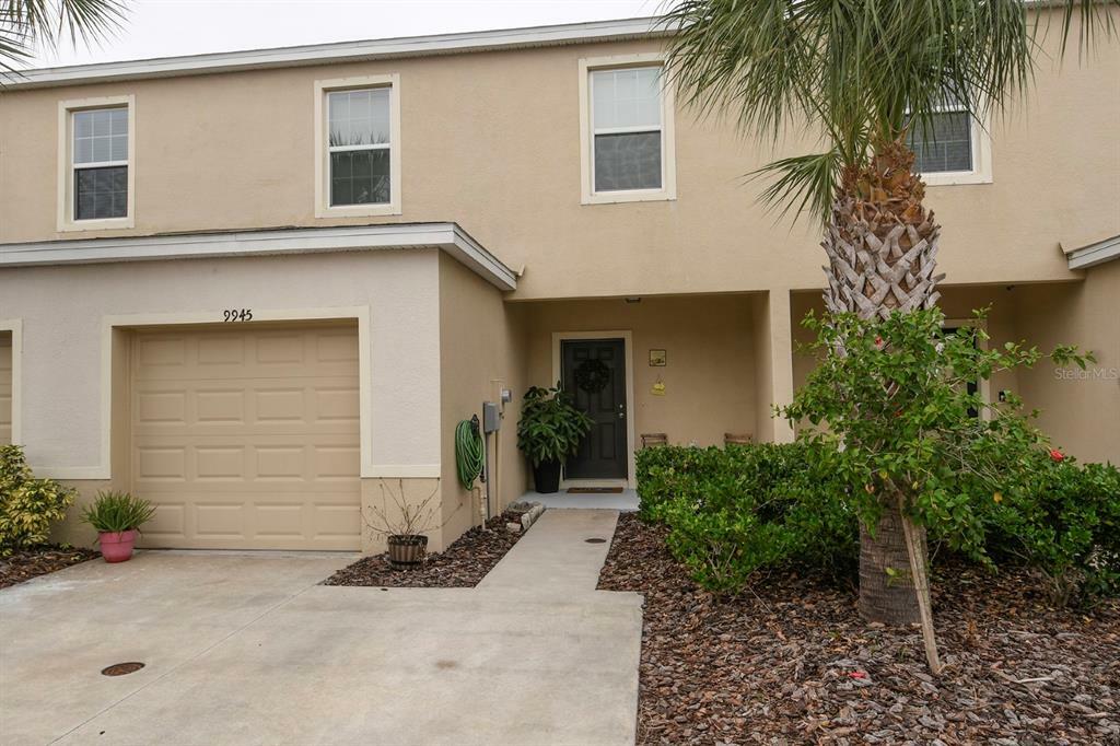 Property Photo:  9945 Hound Chase Drive  FL 33534 