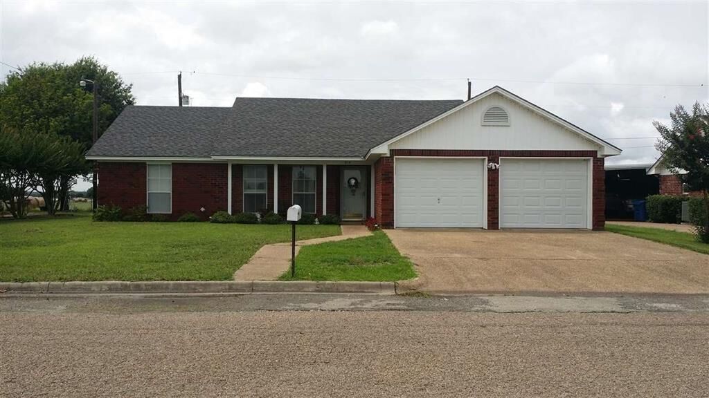 Property Photo: 814 Crestline Drive TX 76667