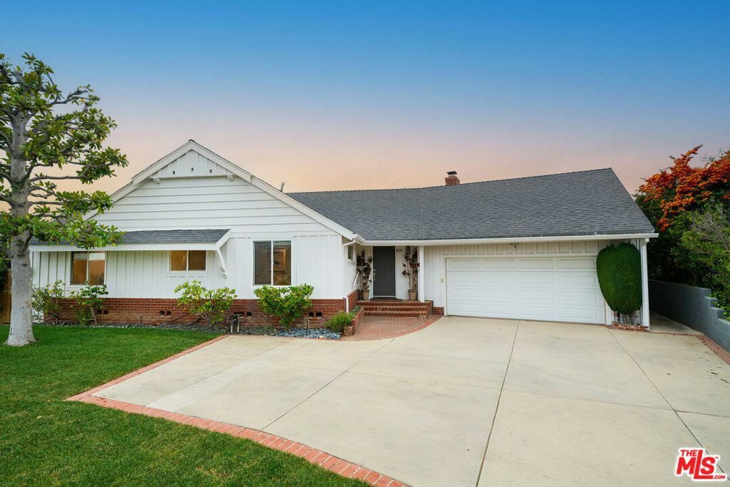 Property Photo: 1075 Palisair Place CA 90272