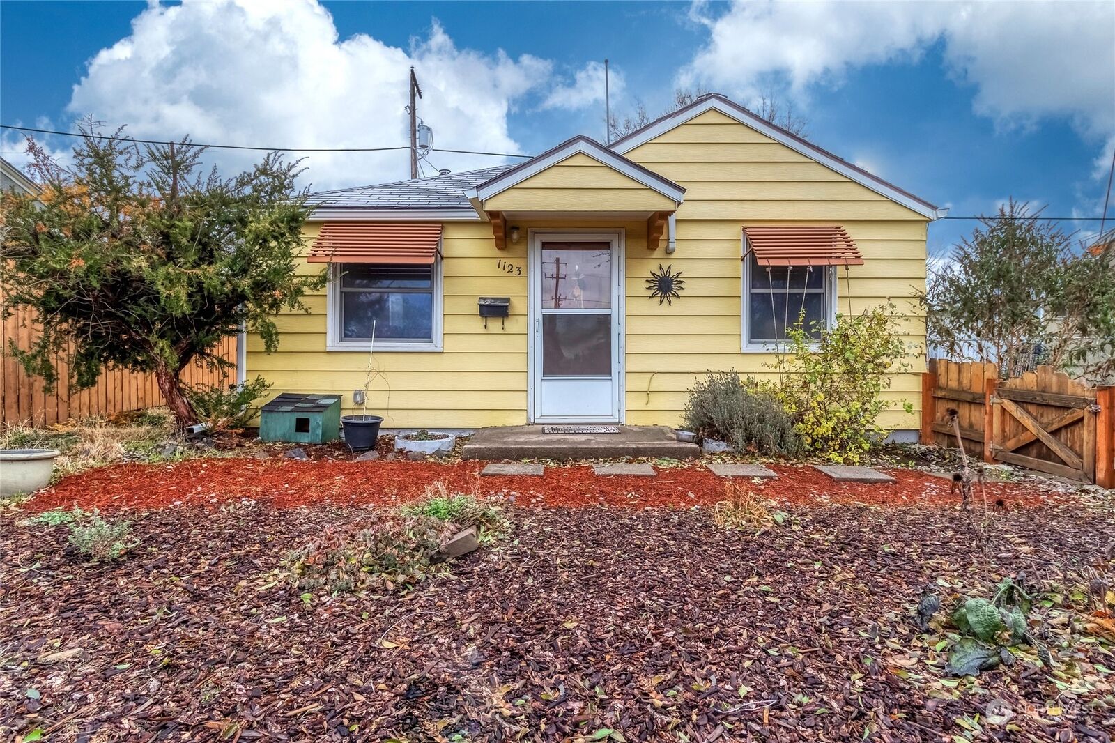 Property Photo: 1123 S 3rd Avenue WA 99362