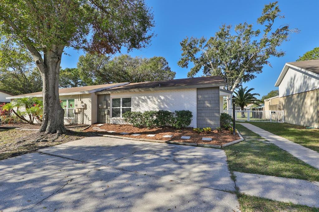 Property Photo:  13313 Laraway Drive  FL 33579 