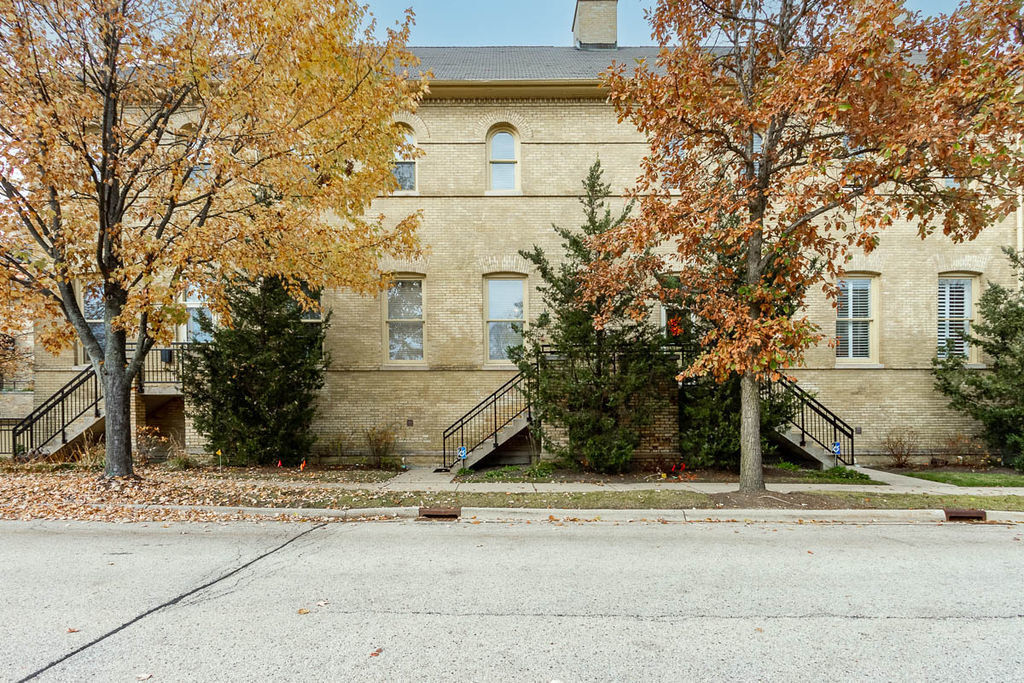 Property Photo: 271 Whistler Road IL 60035