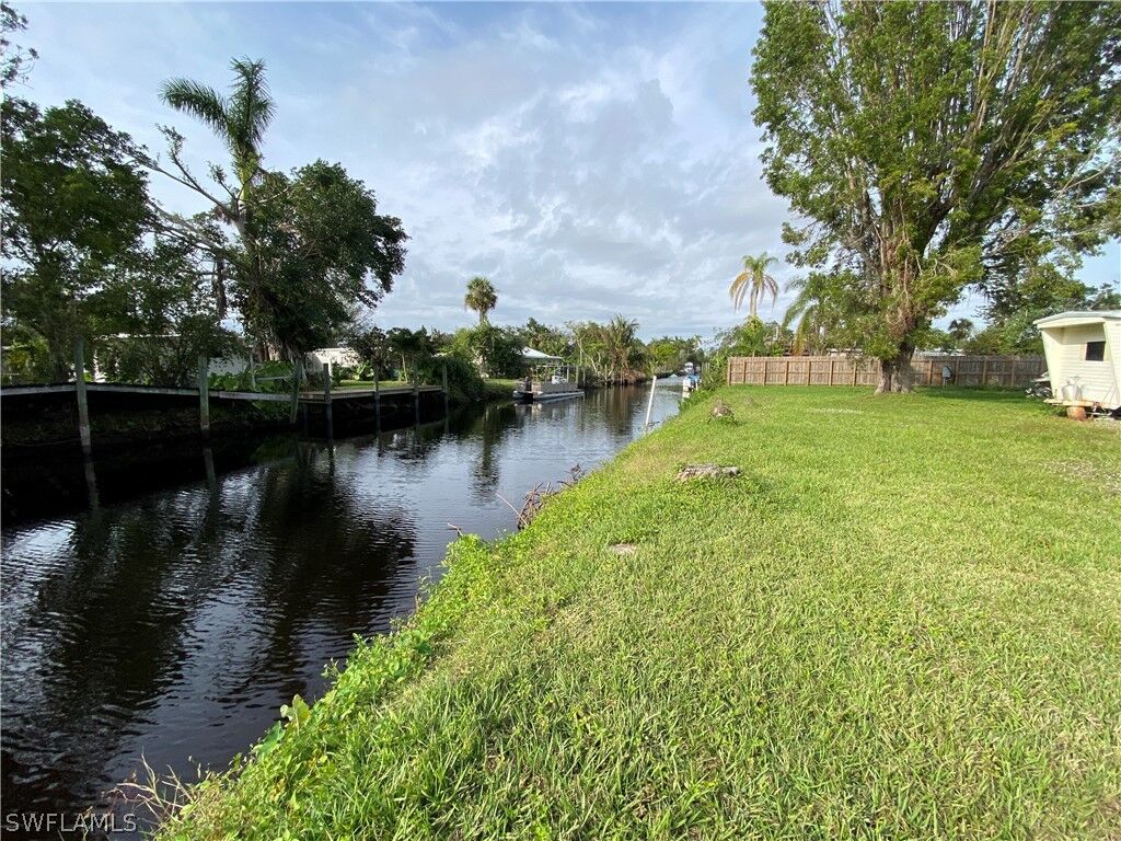 Property Photo:  2267 Queen Anne Drive  FL 33905 