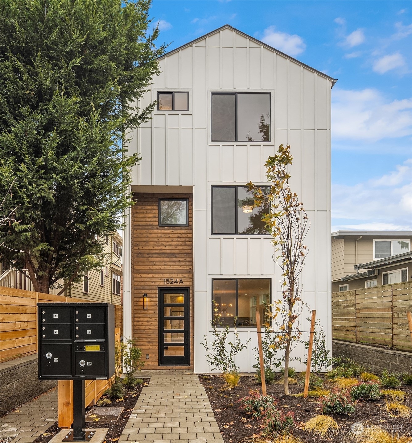1524 5th Avenue W A  Seattle WA 98119 photo