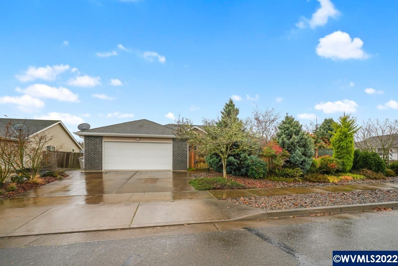 Property Photo: 2690 Dover Av NW OR 97321