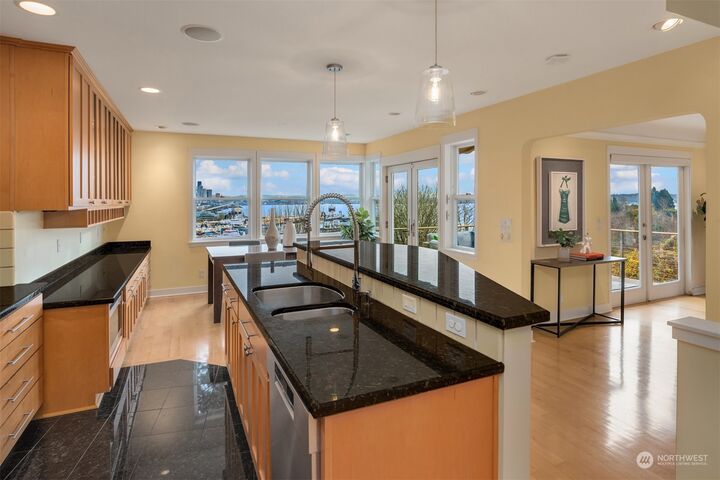 Property Photo:  1804 Magnolia Way W  WA 98199 