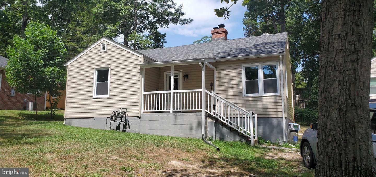 Property Photo:  18412 Woodland Drive  VA 22172 