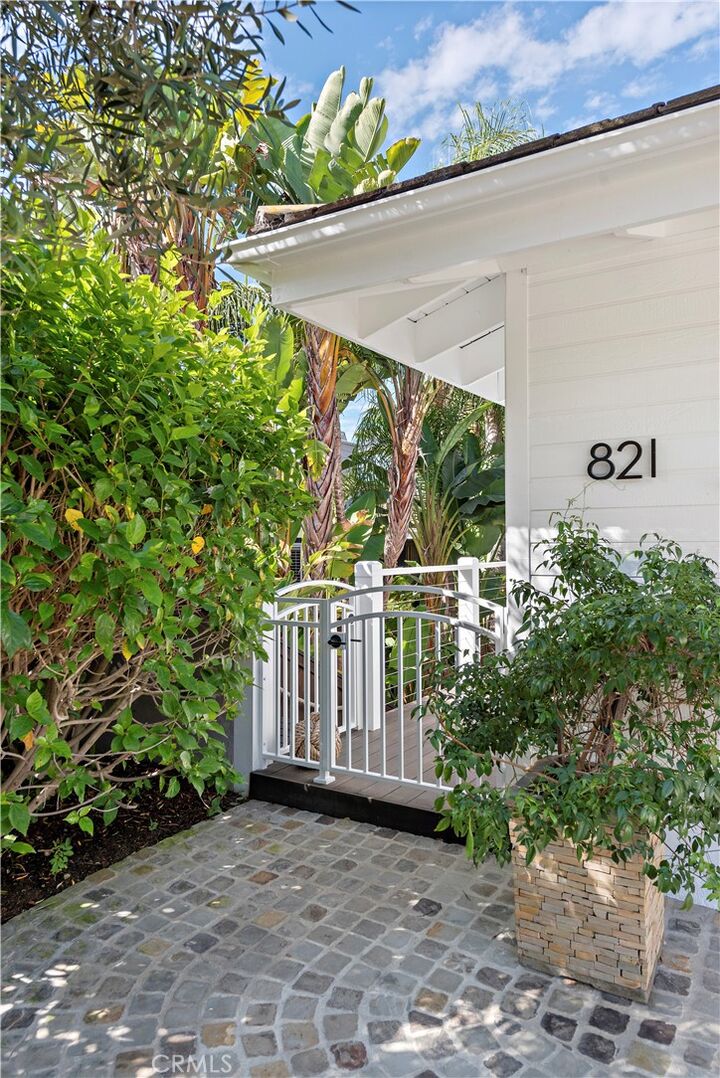 Property Photo:  821 Hibiscus Court  CA 92625 