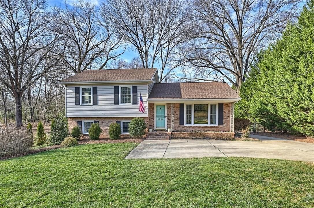 Property Photo: 6208 Colchester Place NC 28210