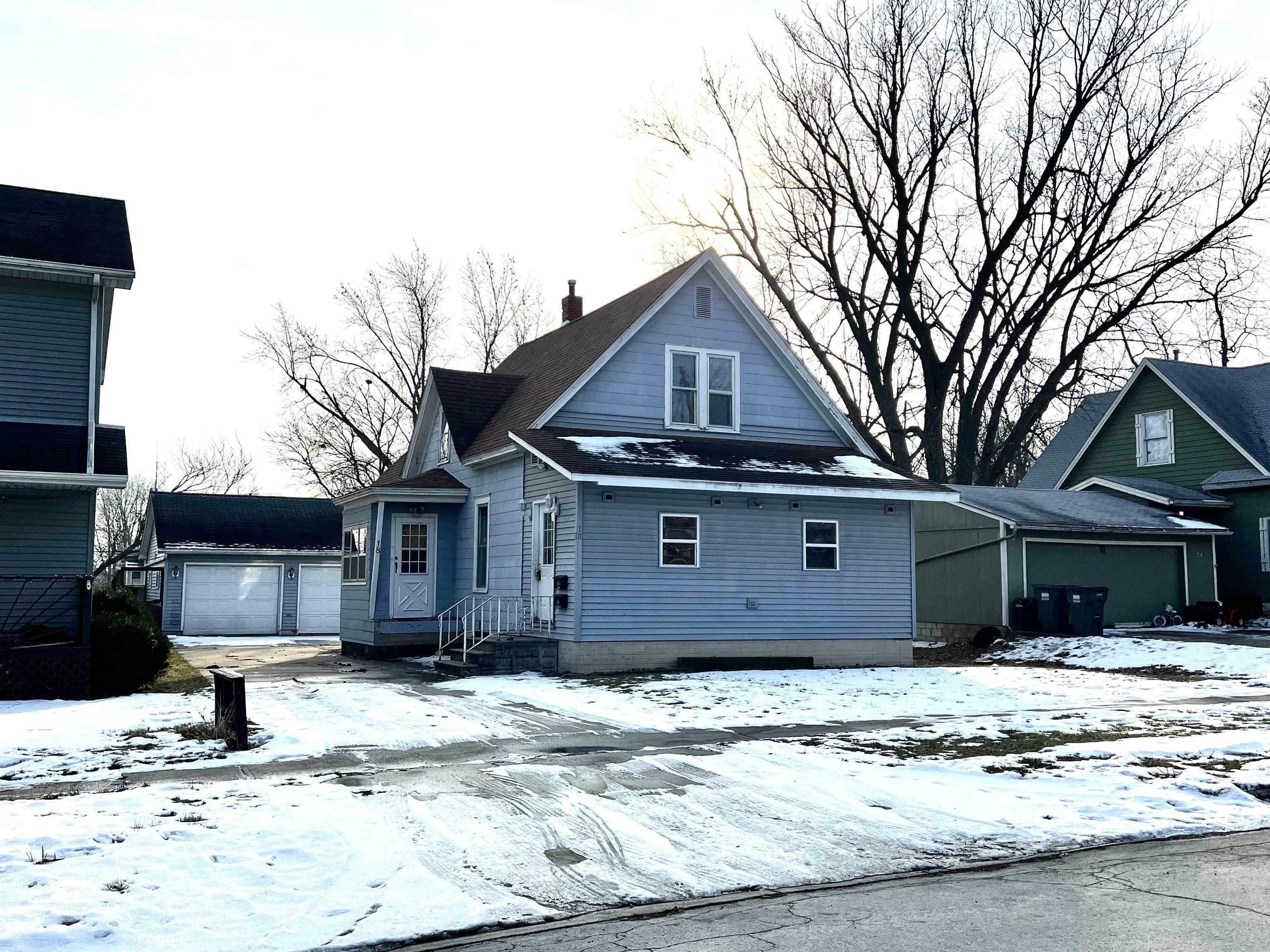 Property Photo:  18 3rd St NW  IA 50662 