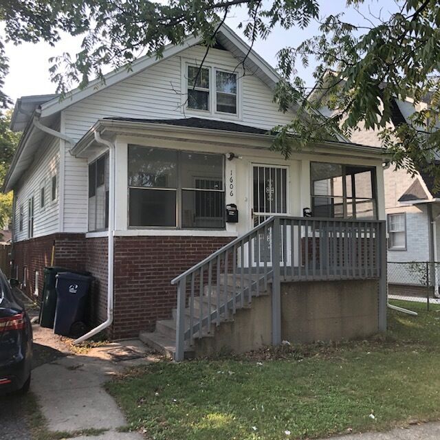 Property Photo: 1606 Victoria Avenue IL 60064