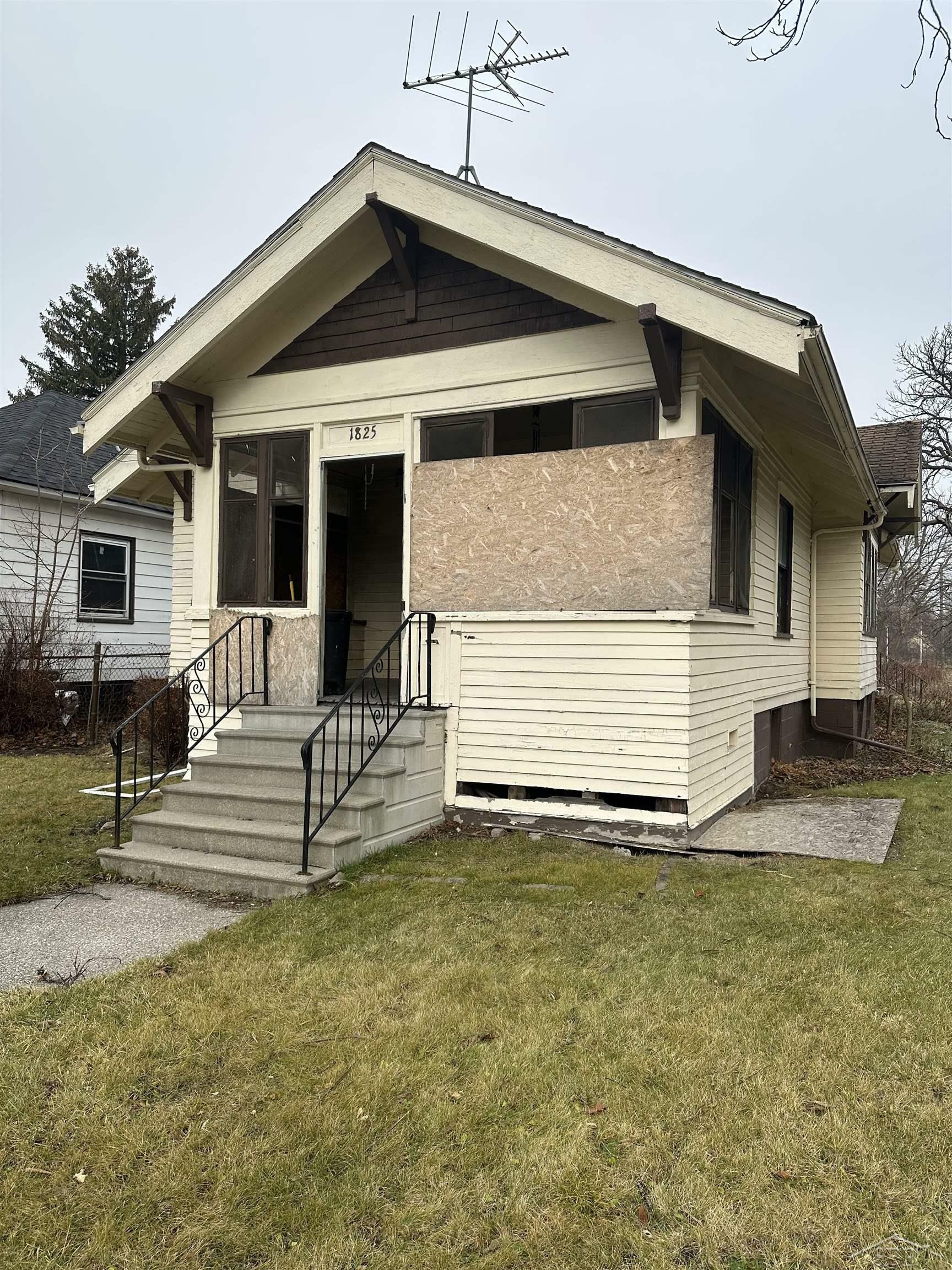 Property Photo:  1825 Tuscola St  MI 48601 