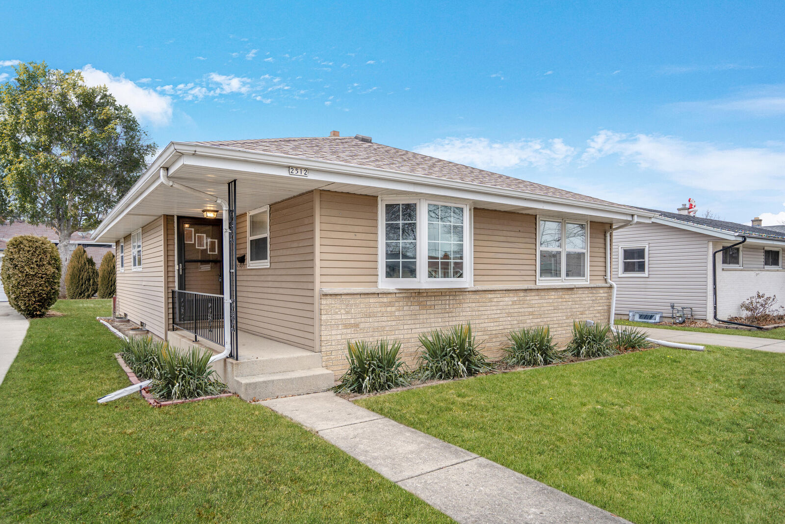 Property Photo:  2512 E Armour Ave  WI 53235 