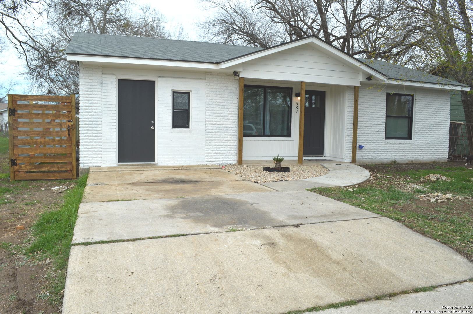 Property Photo:  587 Lincolnshire Dr  TX 78220 