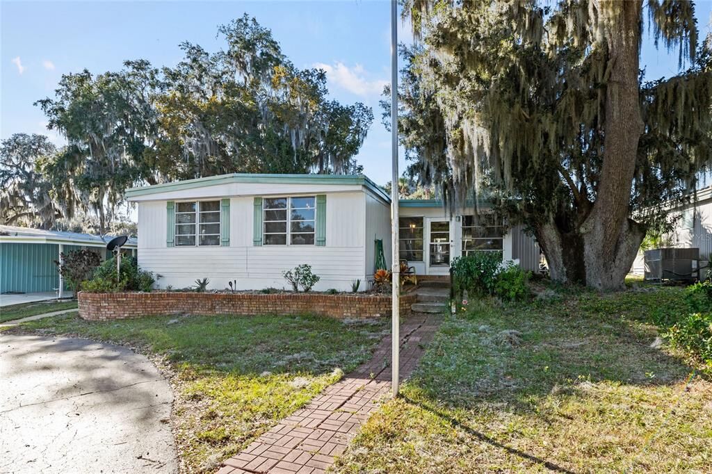 Property Photo: 27 Orangewood Drive FL 34731