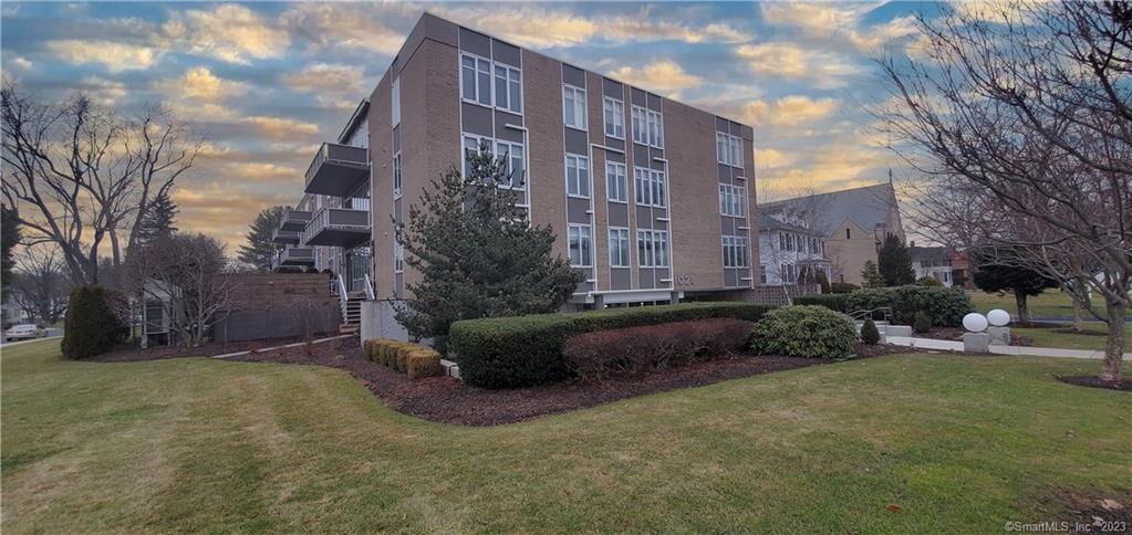 Property Photo: 1028 Farmington Avenue 2A CT 06107