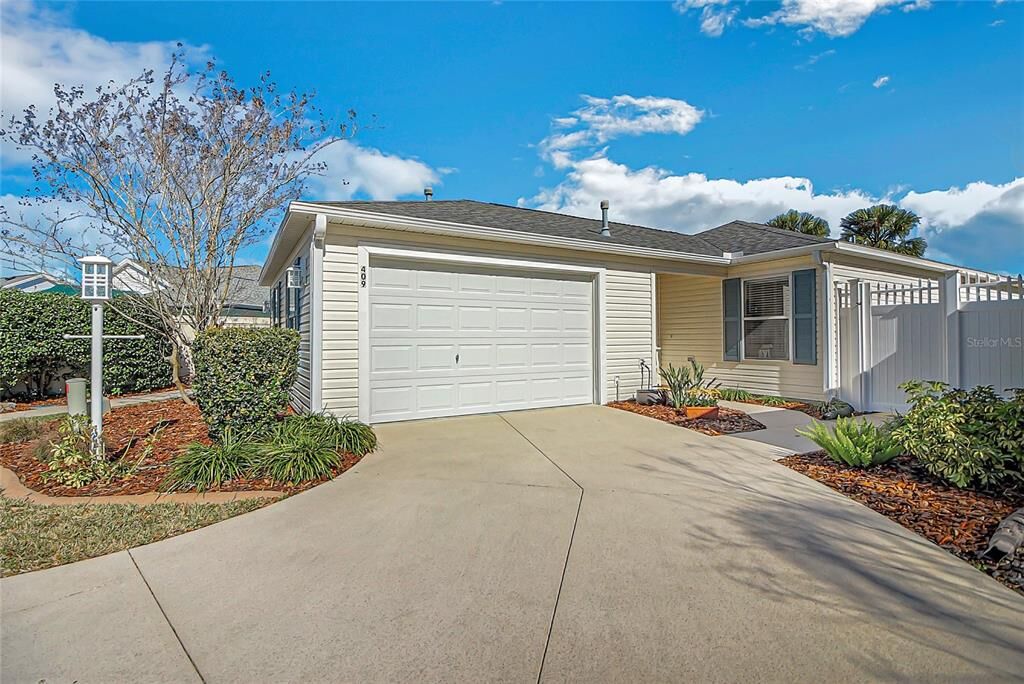 Property Photo: 409 Valverda Drive FL 32162