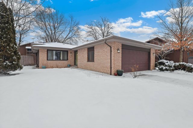 Property Photo:  2633 Luzern Court  IL 60517 