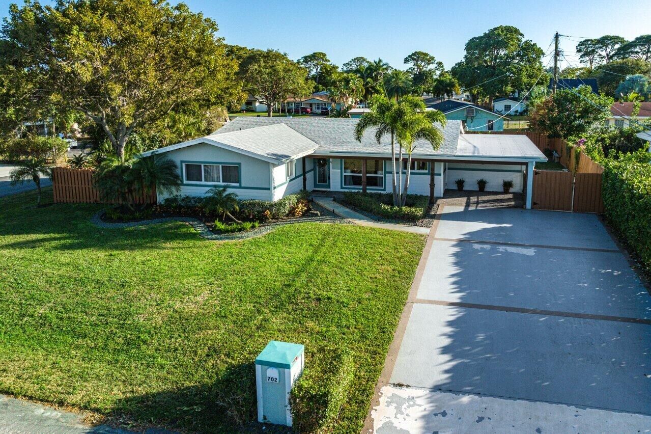Property Photo: 702 SW 27th Terrace FL 33435