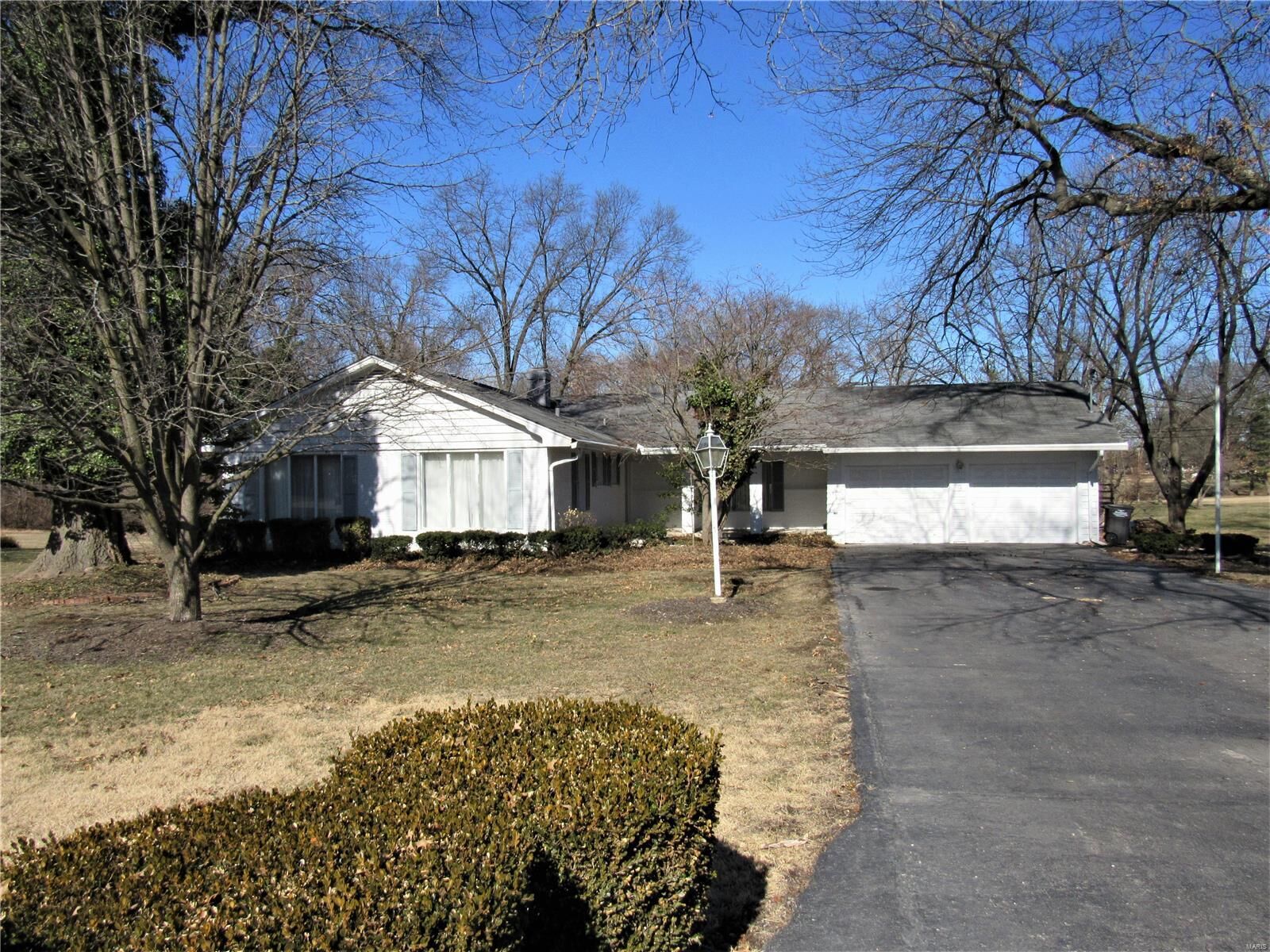 Property Photo:  9 Frontenac Place  IL 62035 