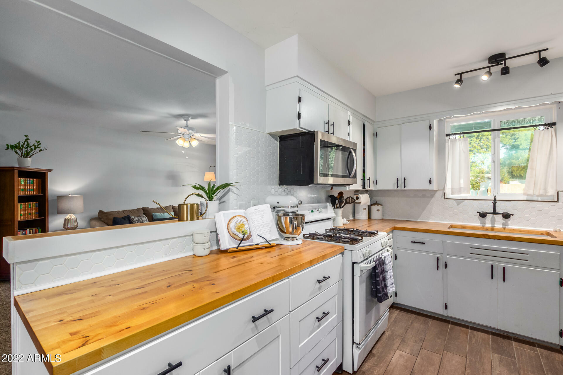 Property Photo: 2213 W Orangewood Avenue AZ 85021