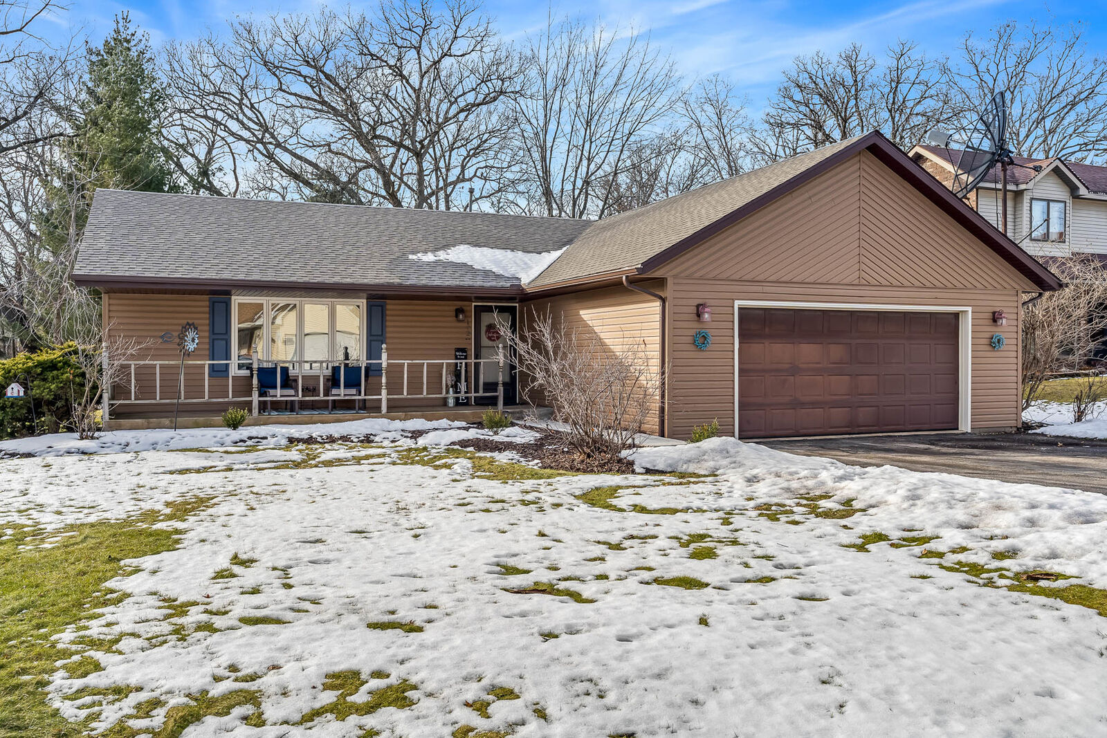 Property Photo: 102 Centralia Place NE IL 61065