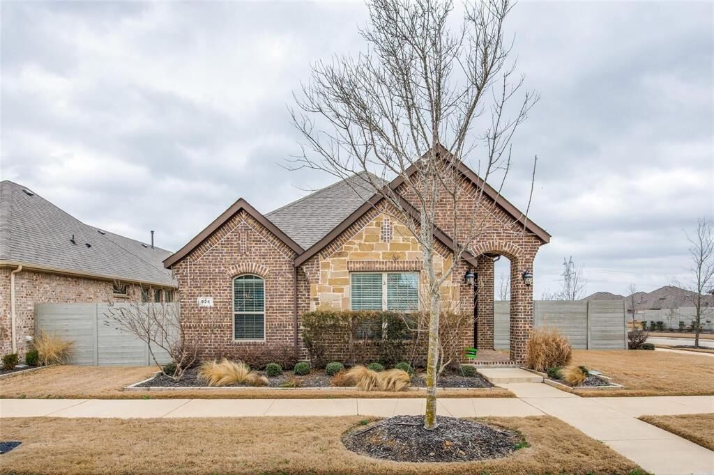 Property Photo:  824 Parkside Drive  TX 76226 