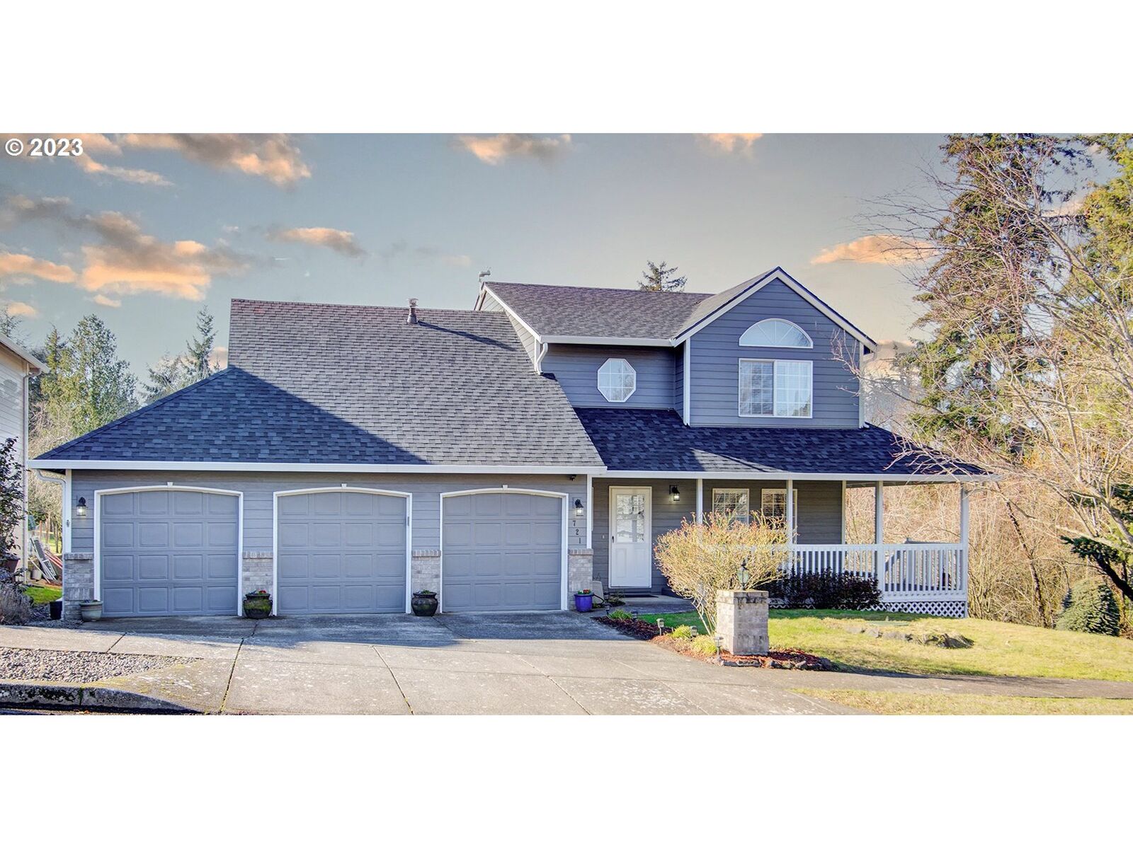 Property Photo: 721 NW Klickitat St WA 98607