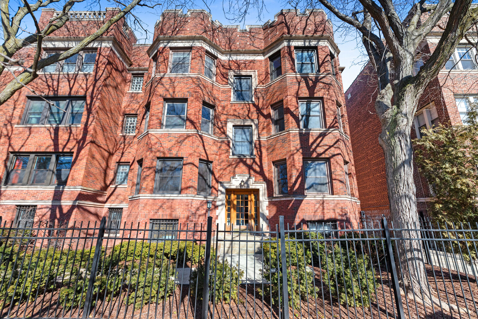 Property Photo: 924 W Buena Avenue 2 IL 60613