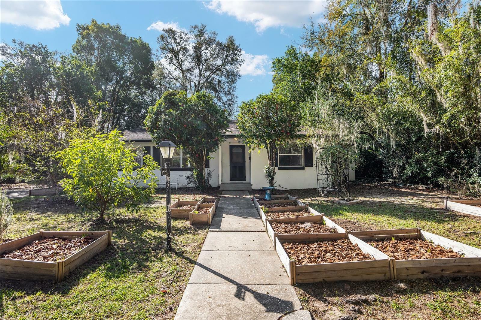 Property Photo:  1717 NW 7th Place  FL 32603 