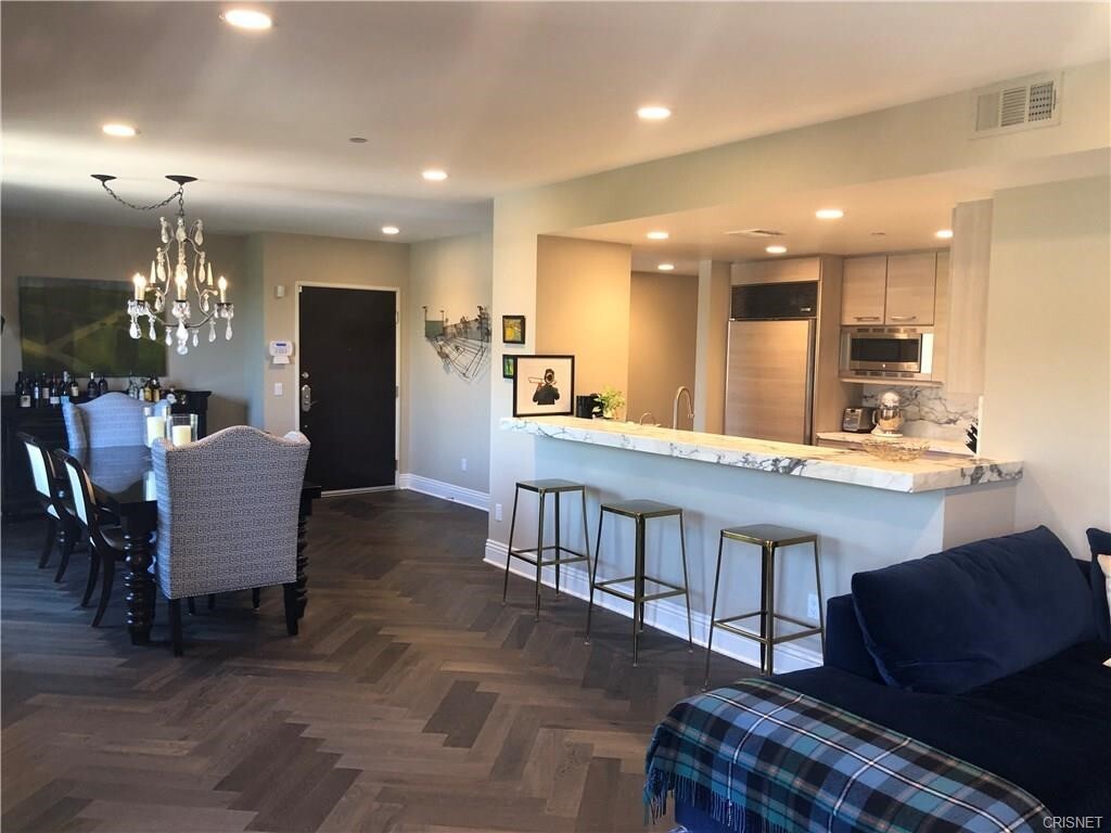 Property Photo: 718 N Croft Avenue 201 CA 90069