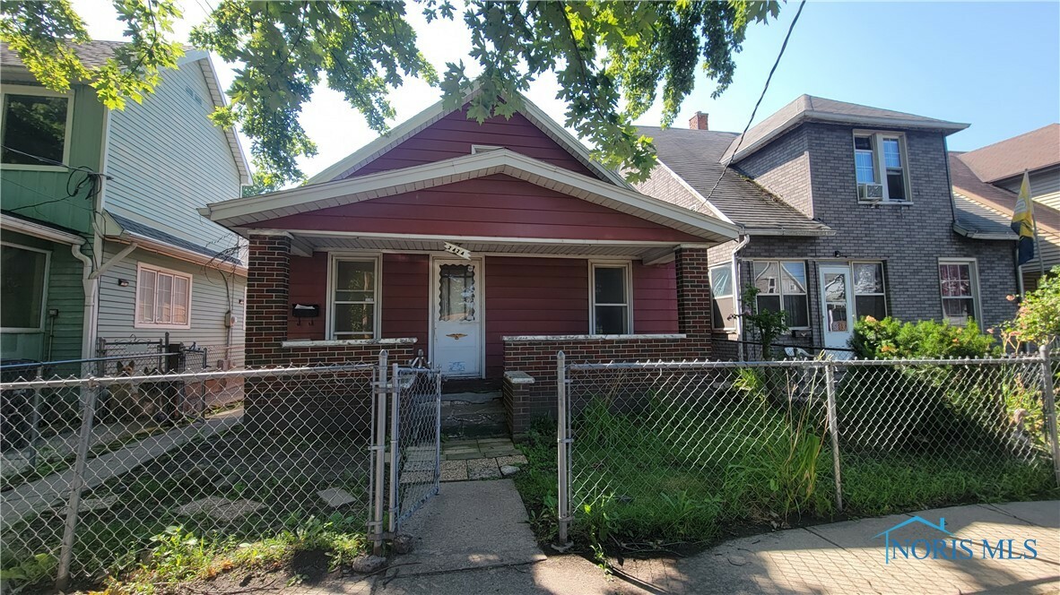 Property Photo:  2424 Valentine Street  OH 43605 