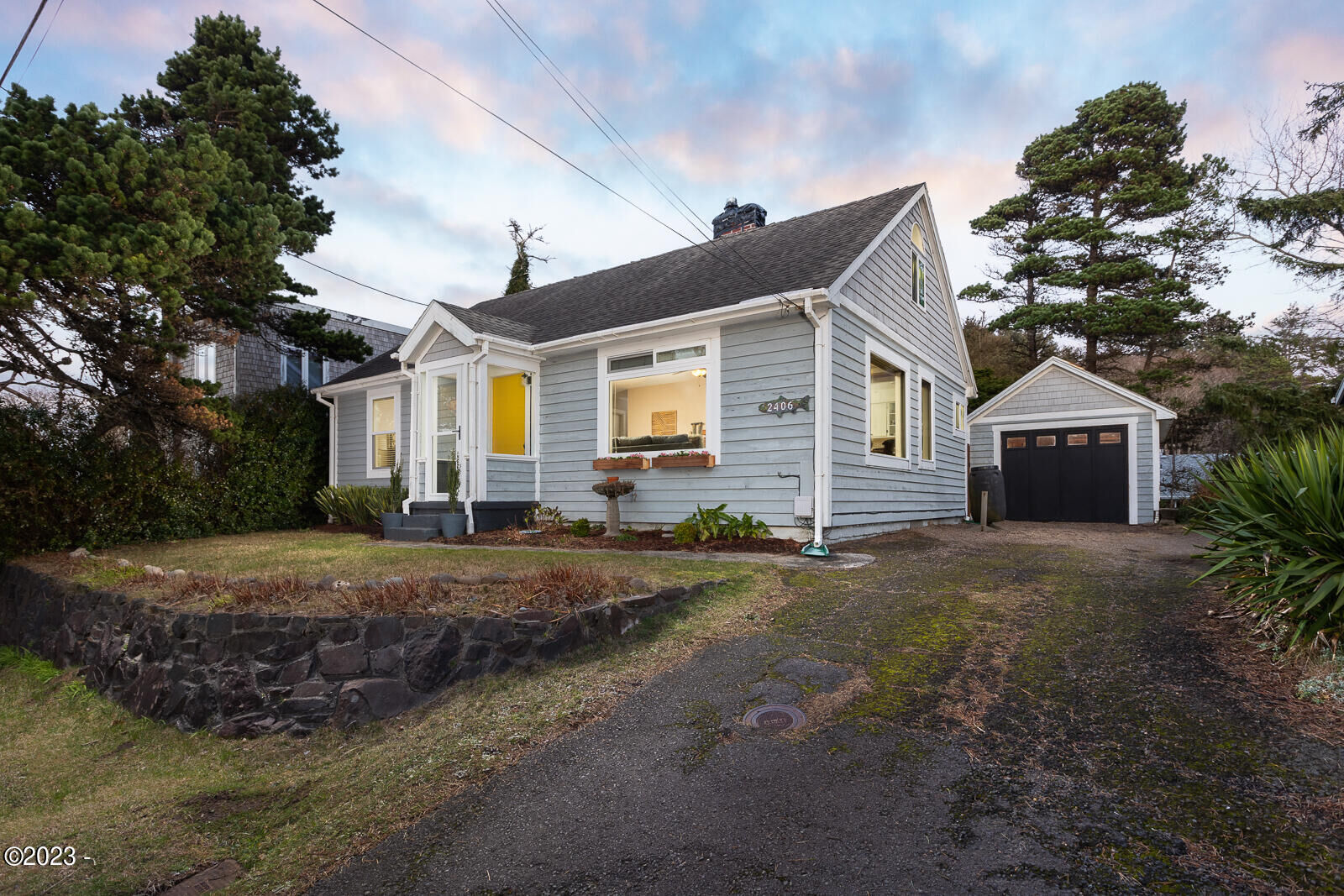 Property Photo: 2406 NW Jetty Avenue OR 97367