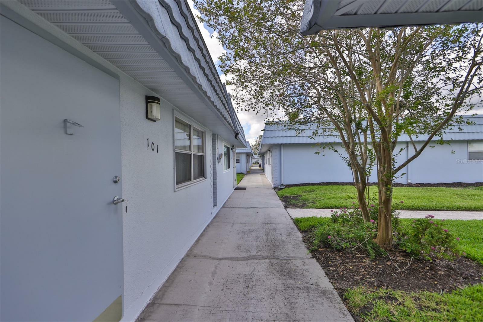 Property Photo:  202 Bedford Trail 101  FL 33573 