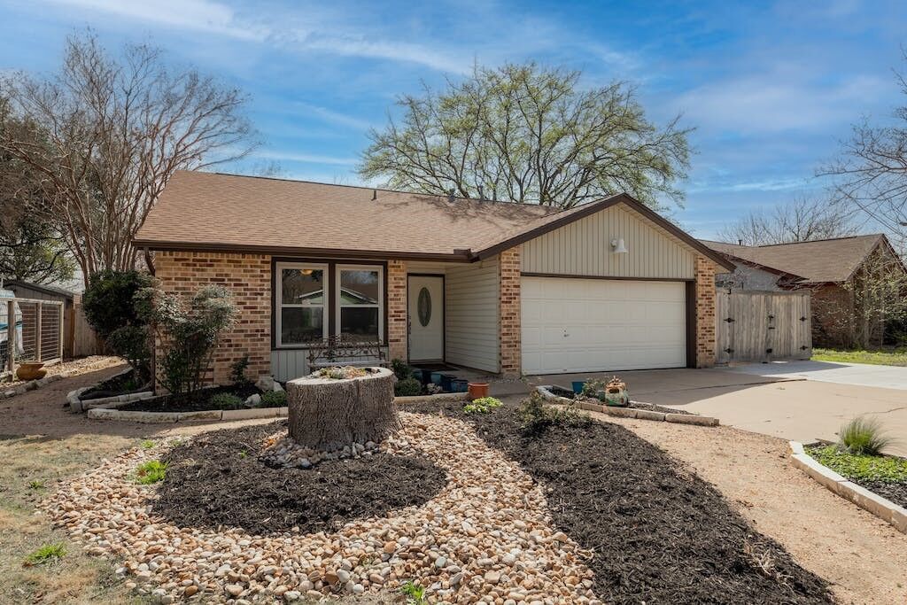 Property Photo: 1205 Yorkshire Lane TX 78664