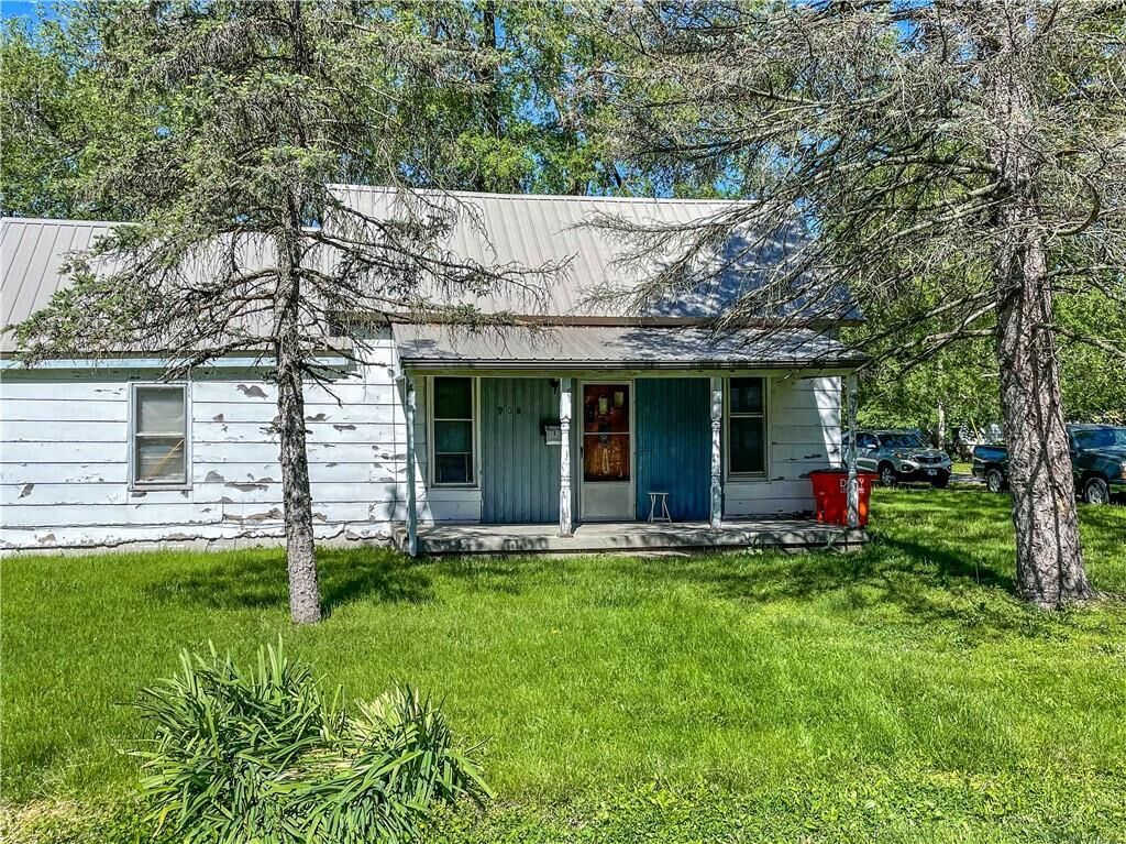 Property Photo:  903 S Worth Street   61951 