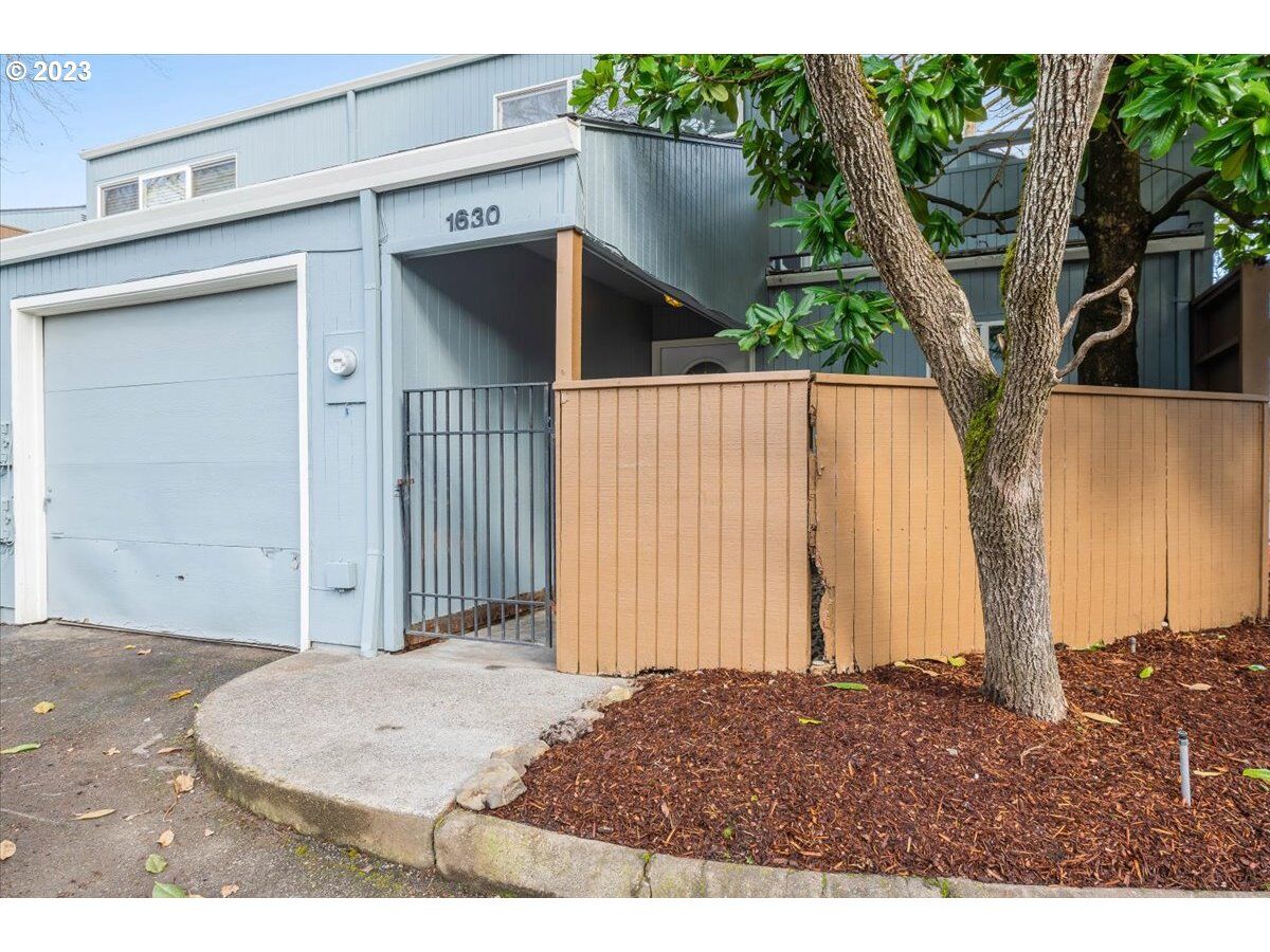 Property Photo:  1630 NW Eastbrook Ct  OR 97006 
