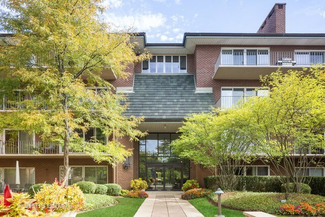 Property Photo:  5 Oak Brook Club Drive S201  IL 60523 