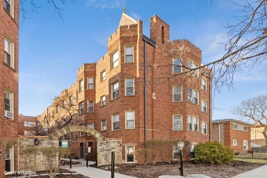 Property Photo: 4130 N Kedvale Avenue 108 IL 60641
