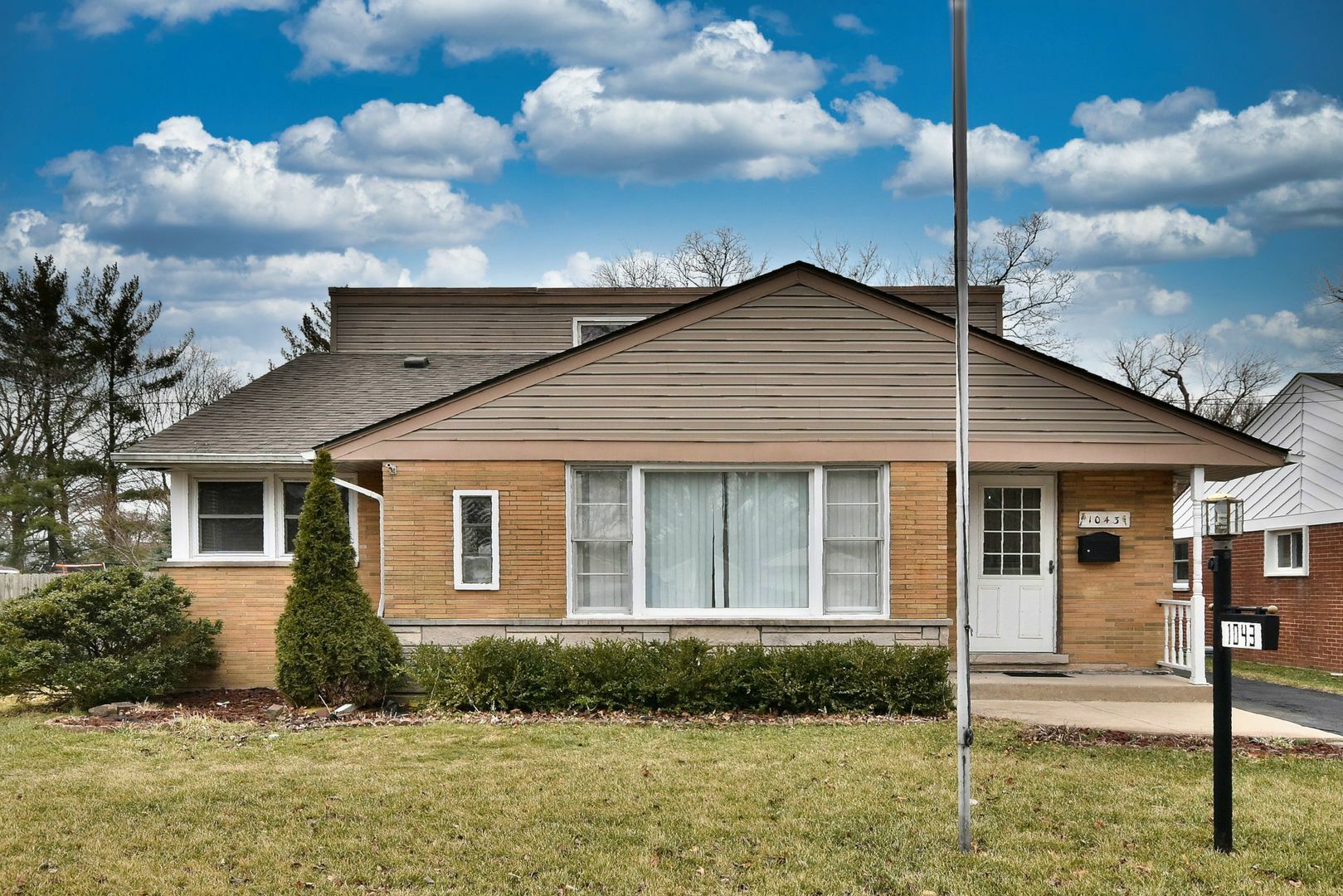 Property Photo:  1043 E Algonquin Road  IL 60016 